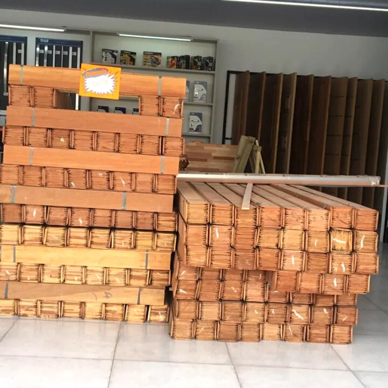 Pilhas de madeira aparelhada no estoque da Inova