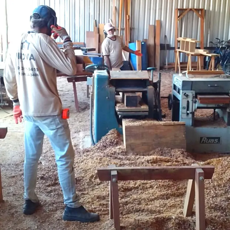 Equipe da Inova trabalhando na marcenaria
