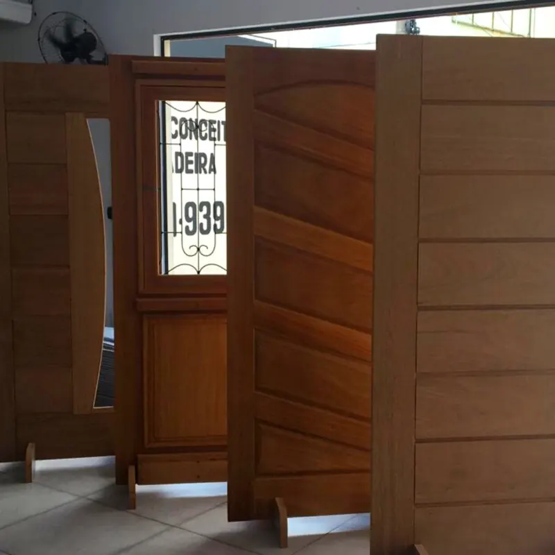 Portas de madeira maciça com vidro e almofada